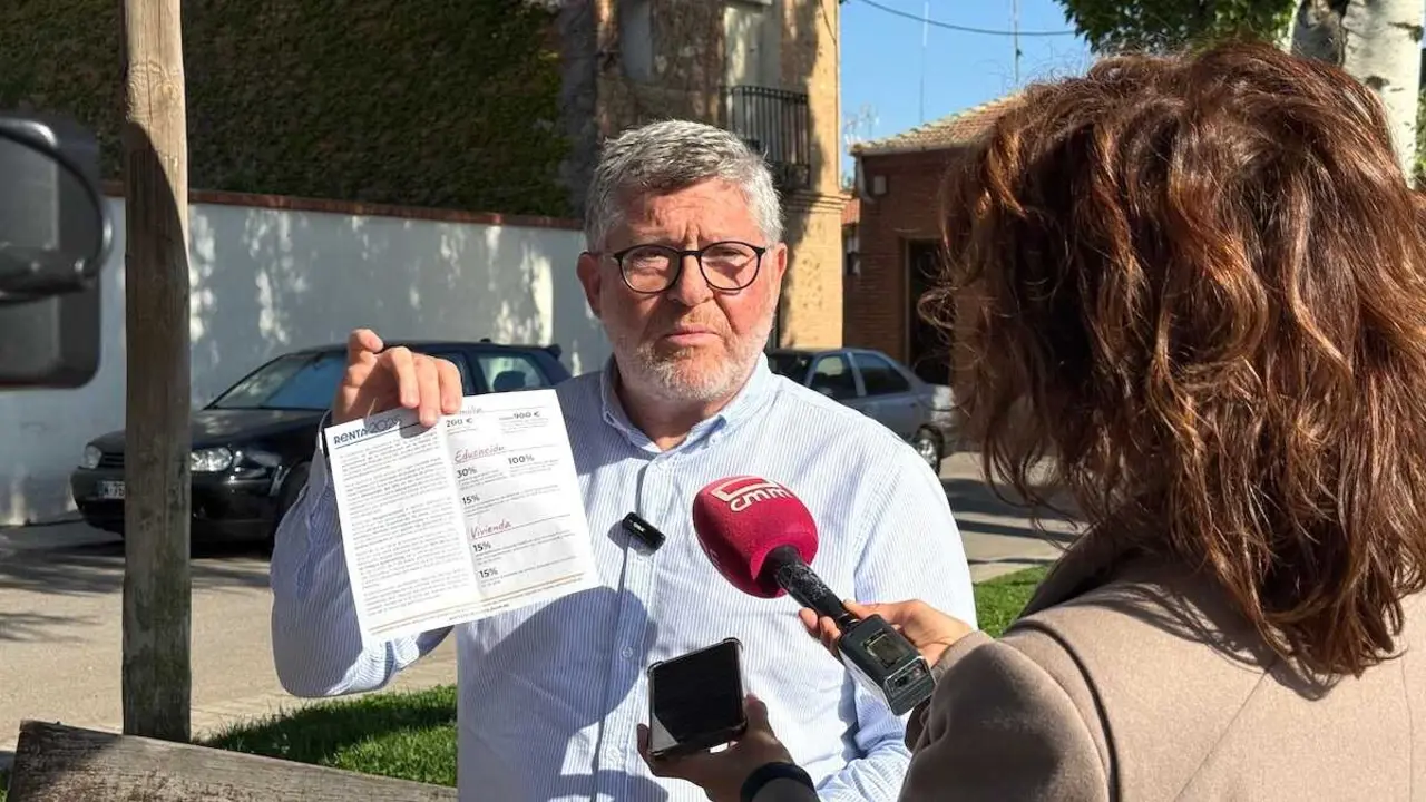 El diputado regional del PP, Nacho Redondo, atendiendo a los medios de comunicaci&oacute;n este domingo en Yunquera de Henares (Guadalajara)