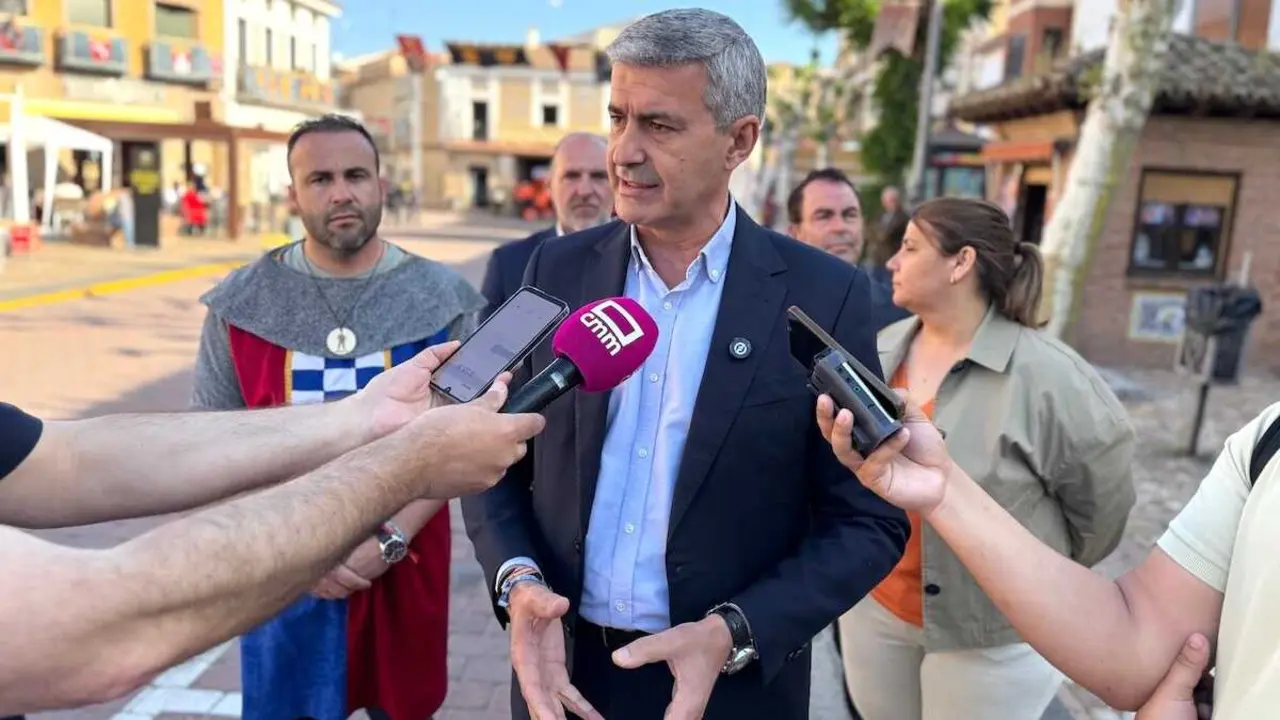 El secretario general del PSOE de la provincia de Toledo, &Aacute;lvaro Guti&eacute;rrez, atendiendo a los medios este domingo en Oropesa (Toledo)
