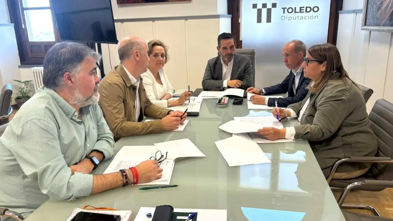 En la imagen un instante de la reuni&oacute;n de los portavoces de los grupos pol&iacute;ticos para deliberar los premiados