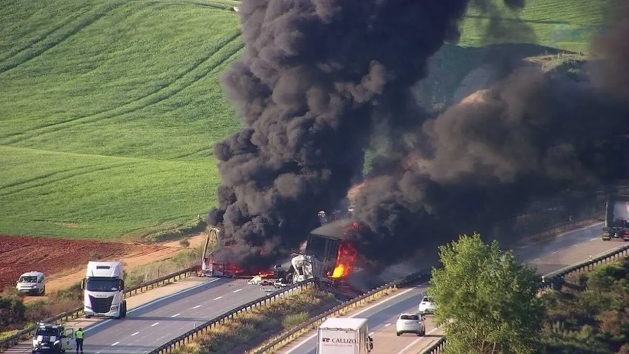 Dos heridos y la A-3 cortada en Honrubia (Cuenca) tras arder dos camiones