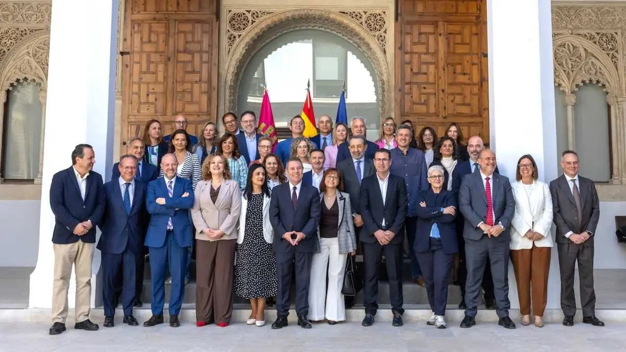 El jefe del Gobierno regional, Emiliano Garc&iacute;a-Page, preside, en Toledo, el acto de firma del pacto por el que se establecen las bases para la reactivaci&oacute;n de la carrera profesional sanitaria.