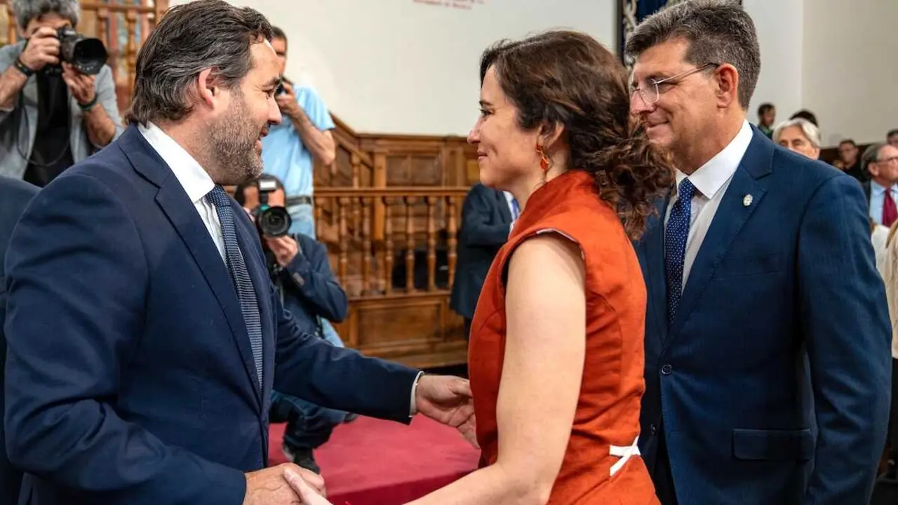 El presidente del PP de Castilla-La Mancha, Paco N&uacute;&ntilde;ez, saluda a Isabel D&iacute;az Ayuso durante la toma de posesi&oacute;n del nuevo rector de la UAH