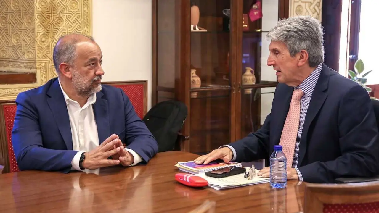 El rector de la Universidad de Castilla-La Mancha, Juli&aacute;n Garde, y el delegado del Gobierno de Espa&ntilde;a en Castilla-La Mancha, Jos&eacute; Pablo Sabrido, durante el encuentro mantenido.