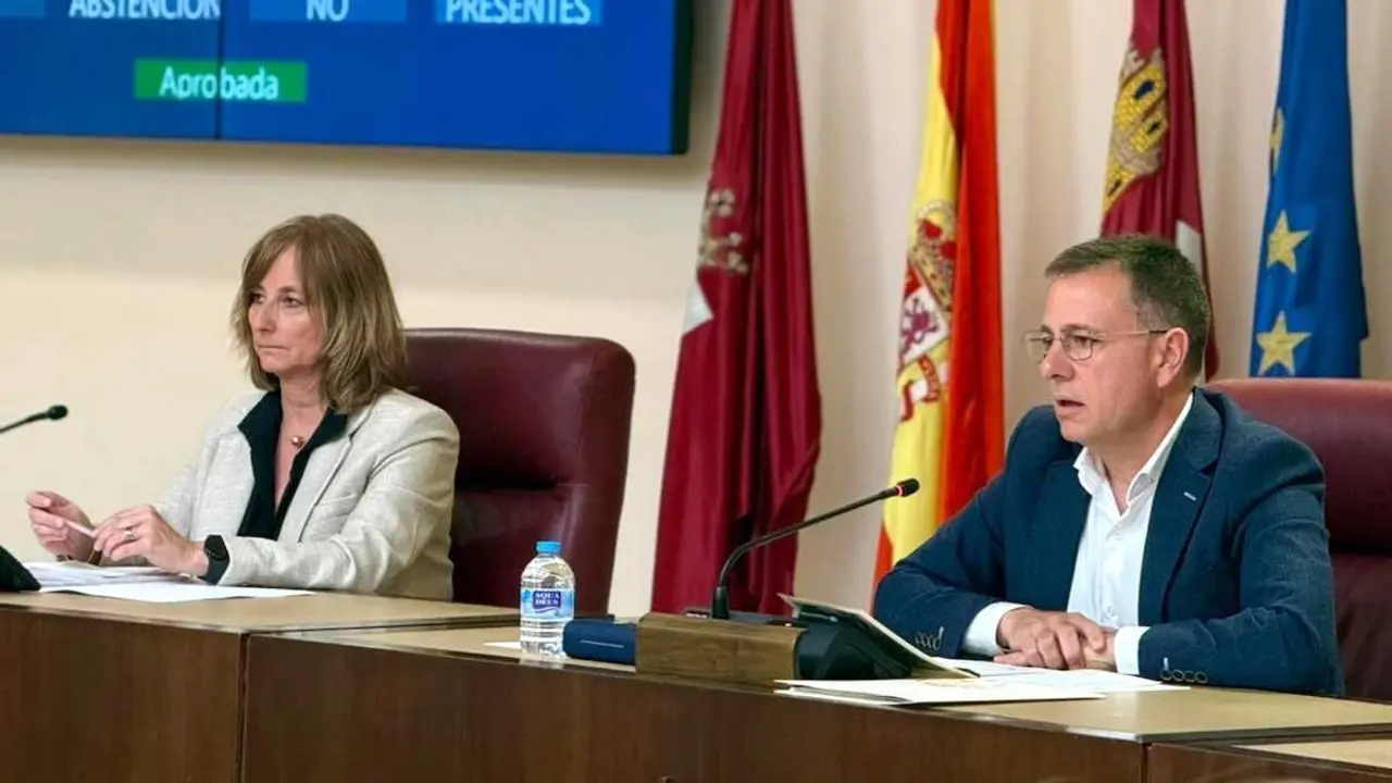 El alcalde de Albacete, Manuel Serrano, interviene en el pleno del Ayuntamiento que ha aprobado este martes la ordenanza de la Zona de Bajas Emisiones (ZBE)