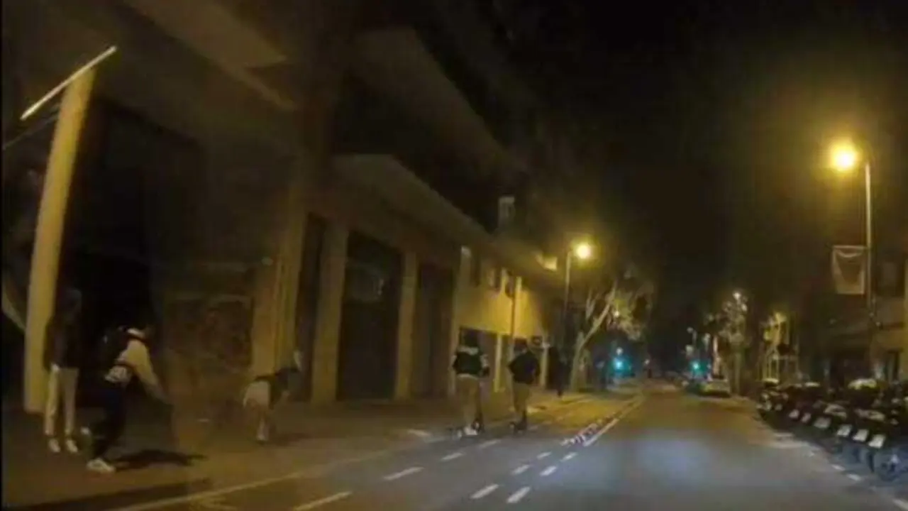 VIDEO. As&iacute; te roban el m&oacute;vil en plena calle: van en patinetes el&eacute;ctricos