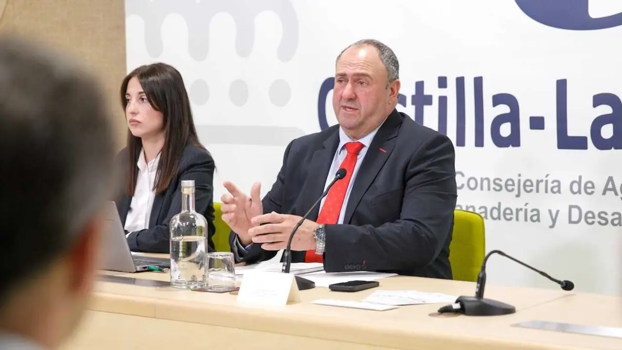 El consejero de Agricultura, Ganader&iacute;a y Desarrollo Rural, Juli&aacute;n Mart&iacute;nez Liz&aacute;n, presenta, en la sala de prensa de la Consejer&iacute;a, el Plan Estrat&eacute;gico de Ganader&iacute;a Extensiva de Castilla-La Mancha.