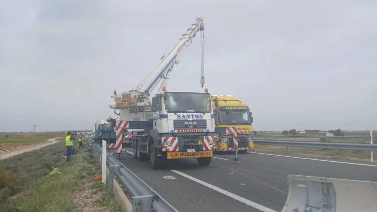 Camiones accidentados en la A-43 a la altura de Villarrobledo (Albacete)- Fotograf&iacute;a: CMM