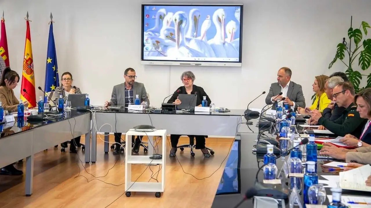 La consejera de Desarrollo Sostenible, Mercedes G&oacute;mez, ha presidido la constituci&oacute;n de la primera Mesa regional sobre el Control de Poblaci&oacute;n del Conejo de Campo.