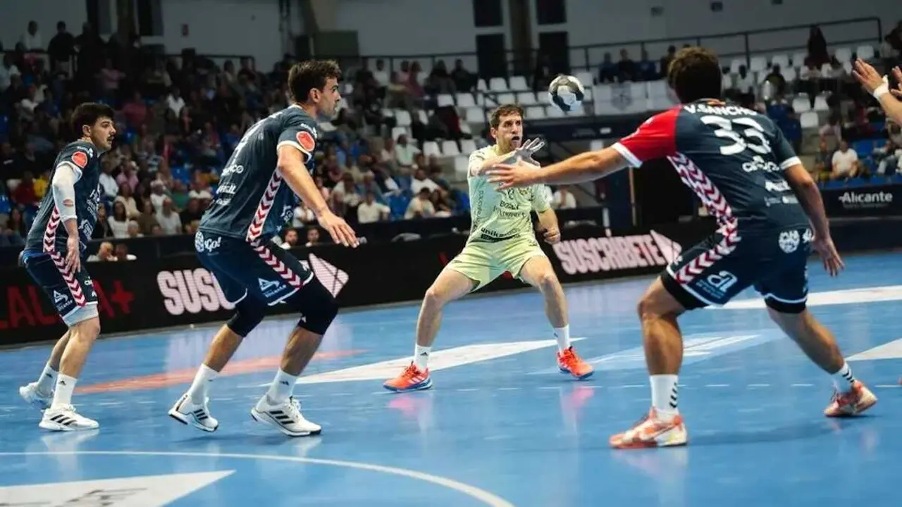 El Caser&iacute;o Ciudad Real gana en Alicante y roza la permanencia (26-31) - Fotograf&iacute;a: Ismael Corbi