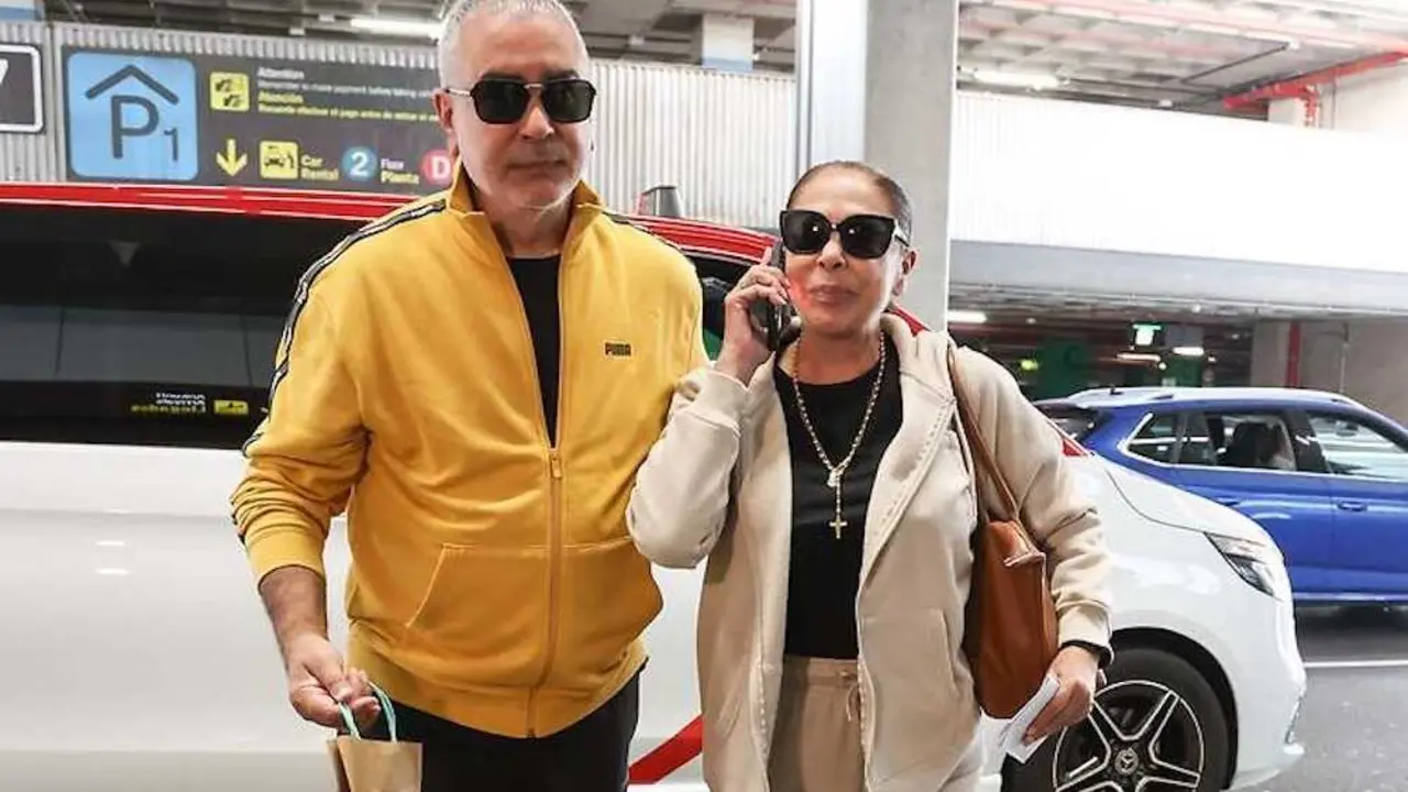 En la imagen Isabel Pantoja junto a su hermano Agust&iacute;n este s&aacute;bado en el aeropuerto de Las Palmas de Gran Canaria