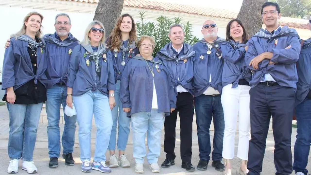 El presidente de Castilla-La Mancha y secretario regional del PSOE, Emiliano Garc&iacute;a-Page, ha participado este domingo acompa&ntilde;ado por la portavoz parlamentaria y otros dirigentes en la tradicional Romer&iacute;a en honor a la Virgen de las Vi&ntilde;as de Tomelloso (Ciudad Real)