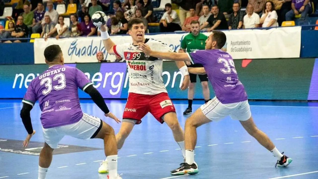 El Guadalajara se hunde ante el Nava y roza el descenso (26-33)&nbsp;- Fotograf&iacute;a: Daniel P&eacute;rez