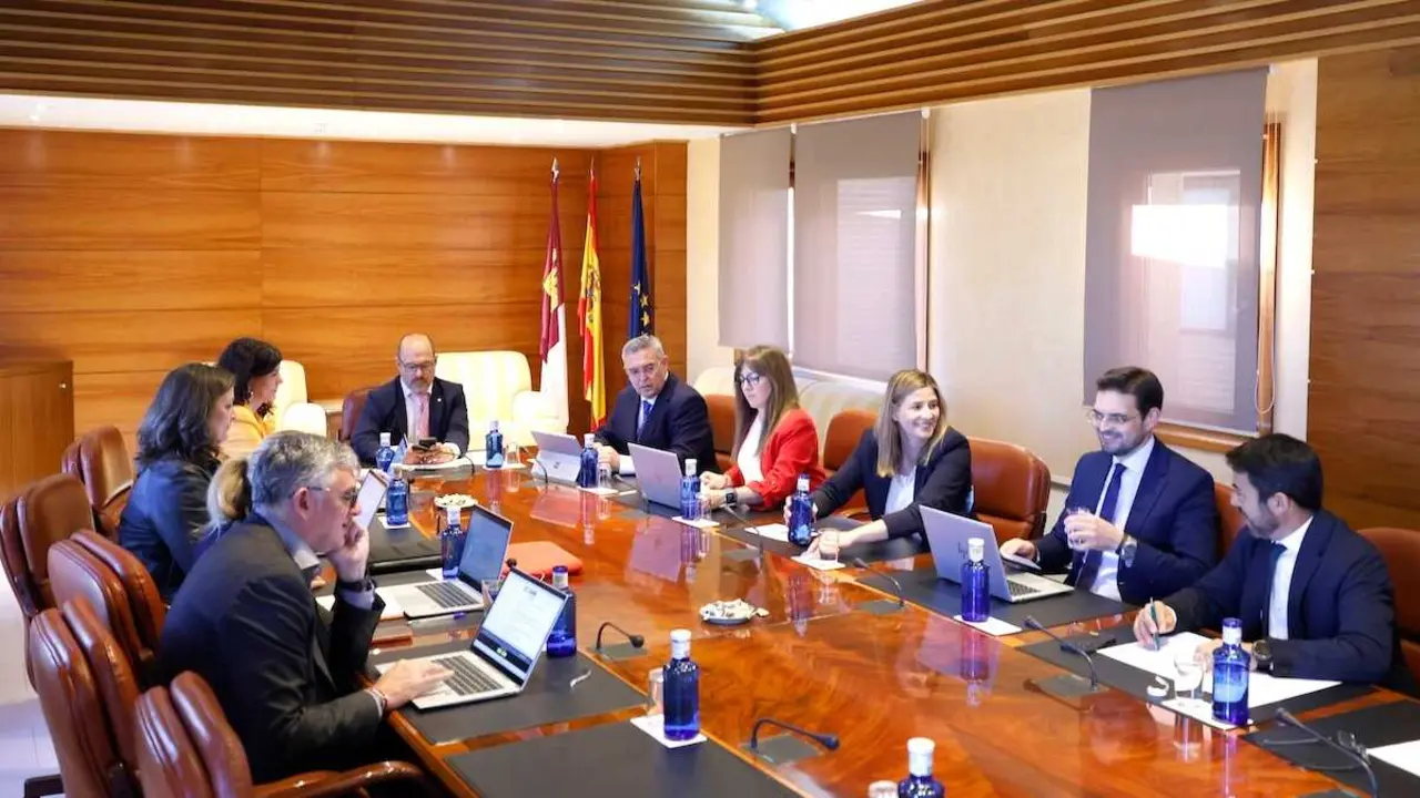 En la imagen un instante de la reuni&oacute;n de la Junta de Portavoces y Mesa de las Cortes de Castilla-La Mancha