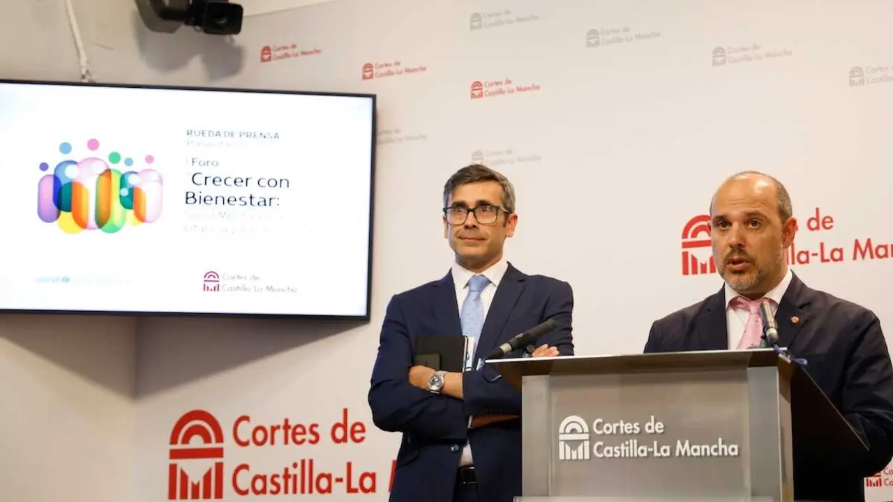 El presidente de Unicef Castilla-La Mancha, Eduardo S&aacute;nchez, y el presidente de las Cortes, Pablo Bellido, durante la rueda de prensa que han ofrecido