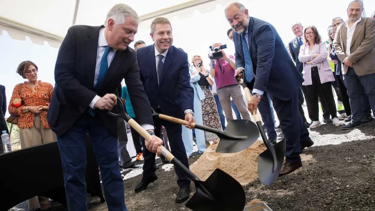 El presidente de Castilla-La Mancha, Emiliano Garc&iacute;a-Page, pone, en Ciudad Real, la primera piedra del futuro Campus Biosanitario de la UCLM en la ciudad.