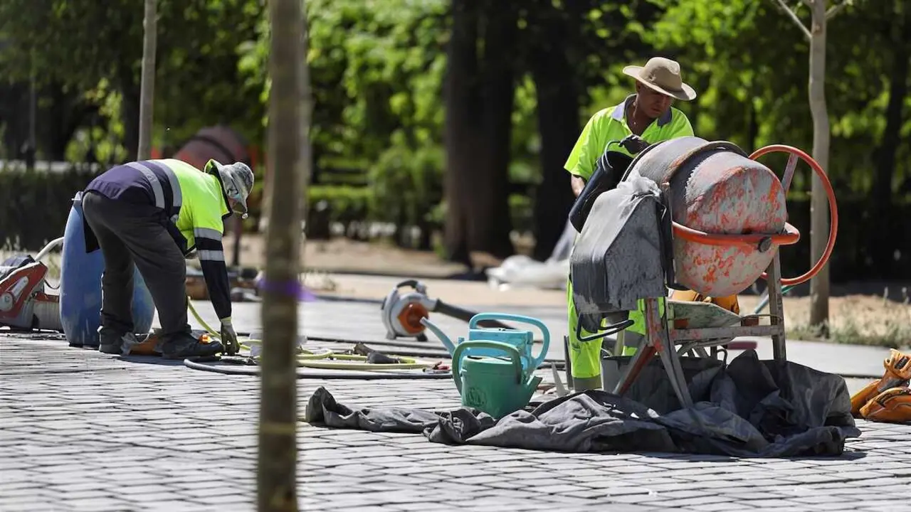 Trabajadores de la construcci&oacute;n durante su jornada laboral, este martes en Toledo - EFE/Ismael Herrero, paro, EPA, plan de empleo, operarios, parados, trabajo, empleados, obras, alba&ntilde;iles,