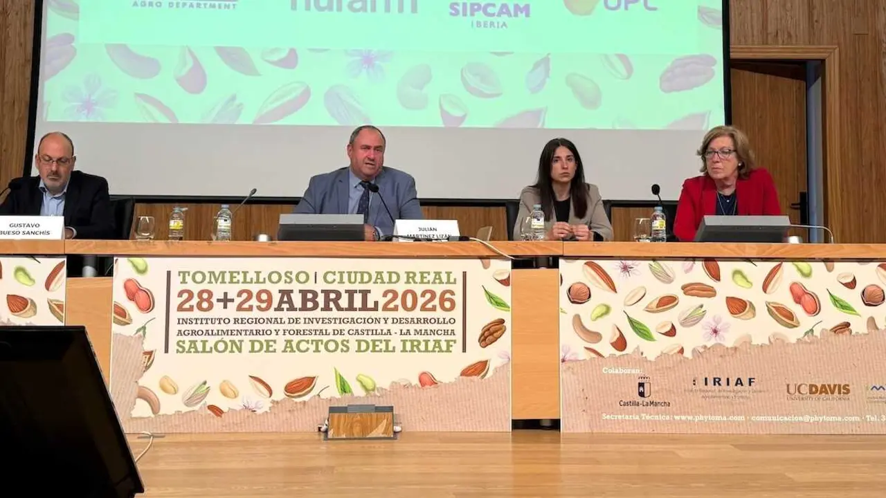 El consejero de Agricultura, Ganader&iacute;a y Desarrollo Rural, Juli&aacute;n Mart&iacute;nez Liz&aacute;n, en la inauguraci&oacute;n del 'Encuentro Internacional Phytoma sobre el presente y futuro de la fitoSanidad en pistacho y almendro', que acoge la sede del IRIAF en Tomelloso (Ciudad Real)
