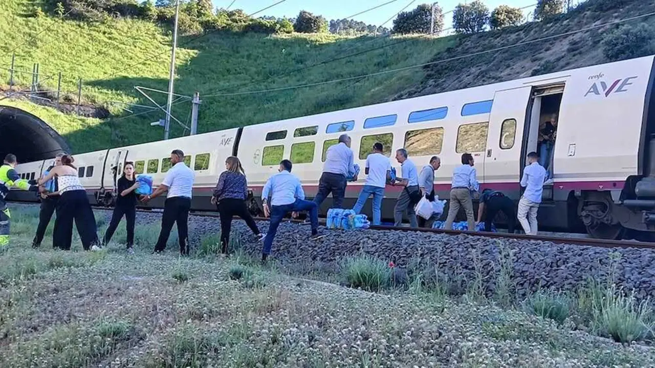 Vecinos de Brazatortas (Ciudad Real) ayudan a pasajeros de tren afectados por el gran apag&oacute;n que sufr&iacute;o Espa&ntilde;a el 28 de abril de 2025.