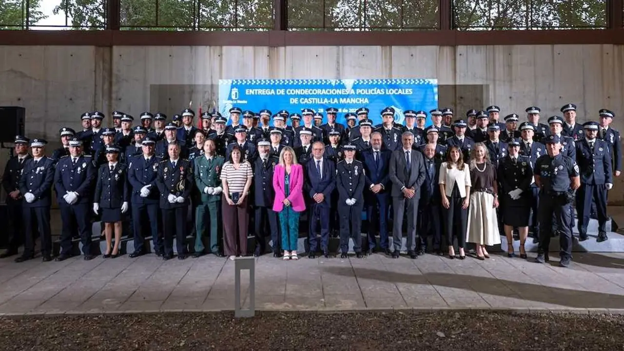 El consejero de Hacienda, Administraciones P&uacute;blicas y Transformaci&oacute;n Digital, Juan Alfonso Ruiz Molina, entrega las medallas al m&eacute;rito y a la permanencia a los polic&iacute;as locales de Castilla-La Mancha.