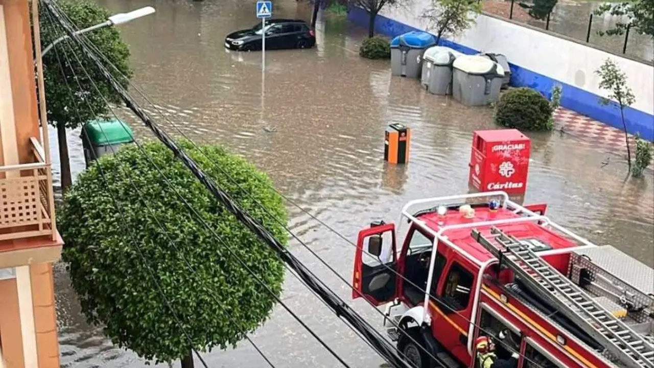 En la imagen los bomberos actuando este martes en labores de achique en Herencia (Ciudad Real) tras una fuerte tromba de agua - Fotograf&iacute;a: MeteoFuente, tormenta, meteocam, inundaciones, lluvias, temporal,&nbsp;