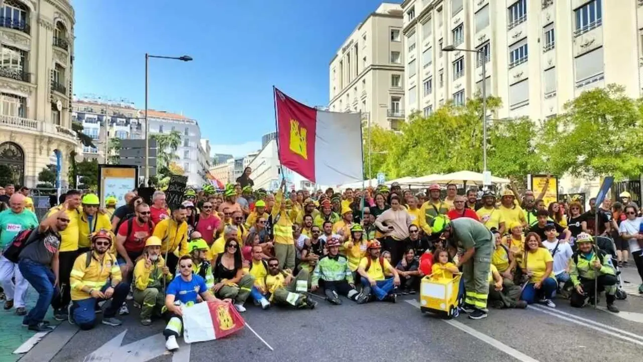 En la imagen de archivo bomberos forestales de Castilla-La Mancha convocados por el SIBF en una concentraci&oacute;n
