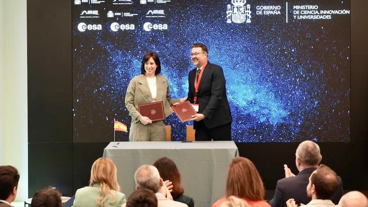 La ministra de Ciencia, Innovaci&oacute;n y Universidades, Diana Morant, firma con el consejero de Educaci&oacute;n, Cultura y Deportes de Castilla-La Mancha el contrato para la gesti&oacute;n del Centro de Incubaci&oacute;n de Negocios de la Agencia Espacial Europea (ESA-BIC)