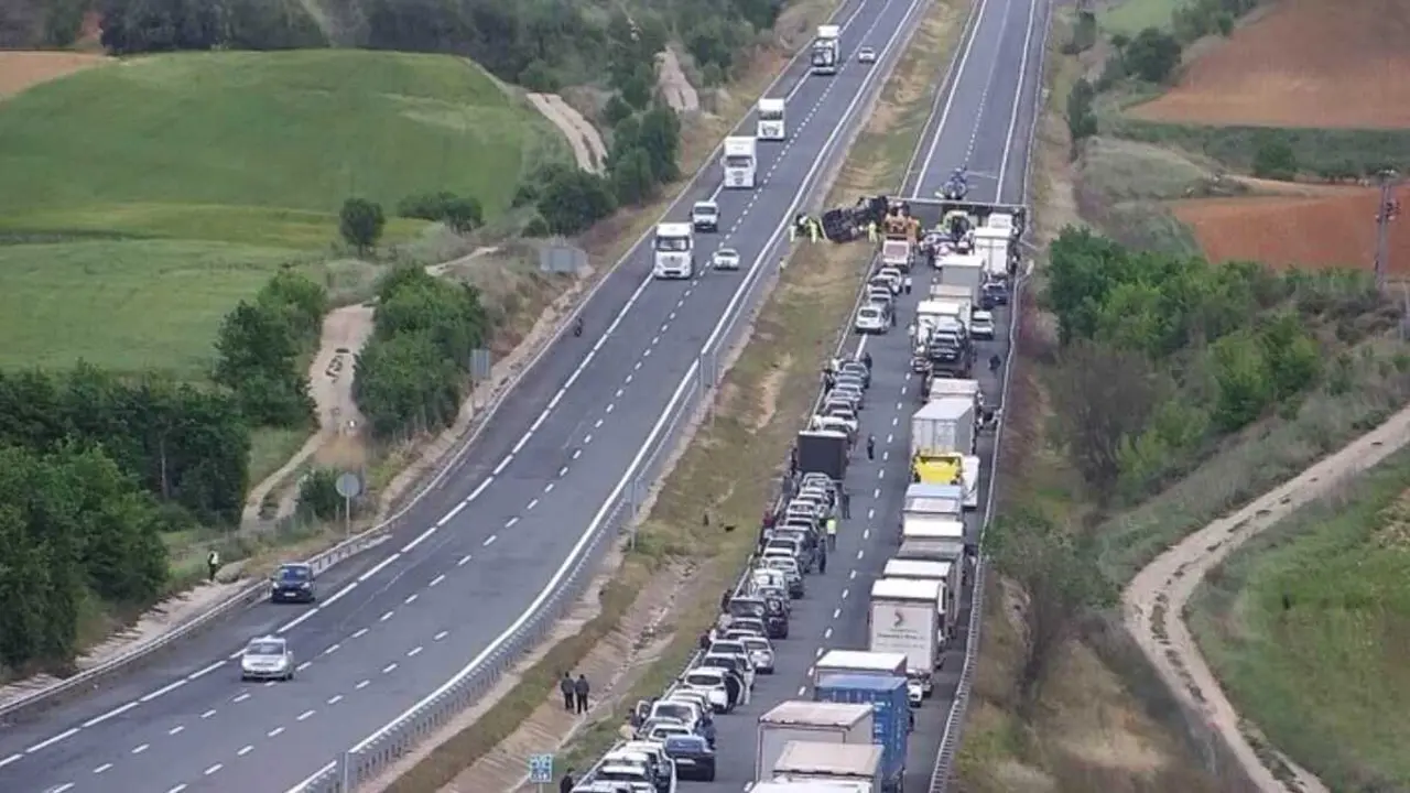 La A-3 a su paso por Cervera del Llano (Cuenca) cortada en sentido Valencia tras el vuelco de un cami&oacute;n