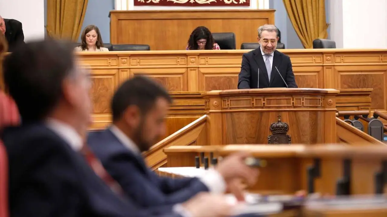 El consejero de Sanidad de Castilla-La Mancha, Jes&uacute;s Fern&aacute;ndez Sanz, este jueves durante su intervenci&oacute;n en el Pleno de las Cortes reigonales.