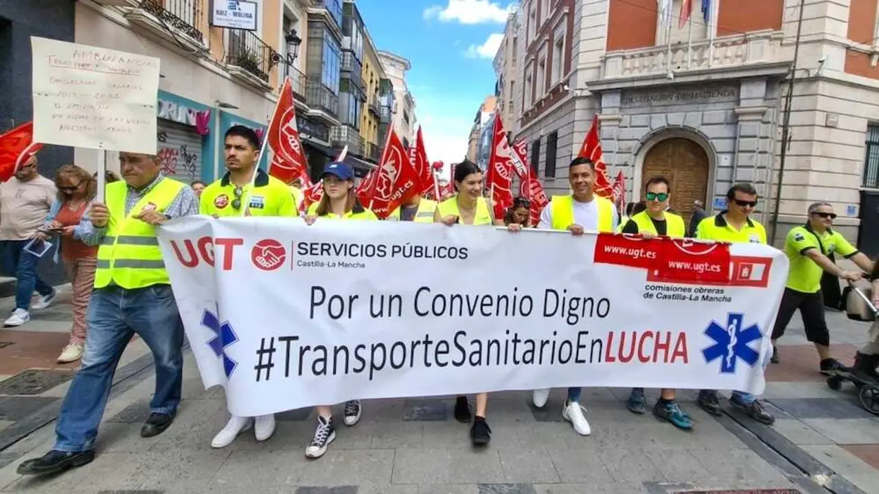 Trabajadores del transporte sanitario en la concentraci&oacute;n del 1 de mayo en Guadalajara pidiendo un covenio digno en el sector.