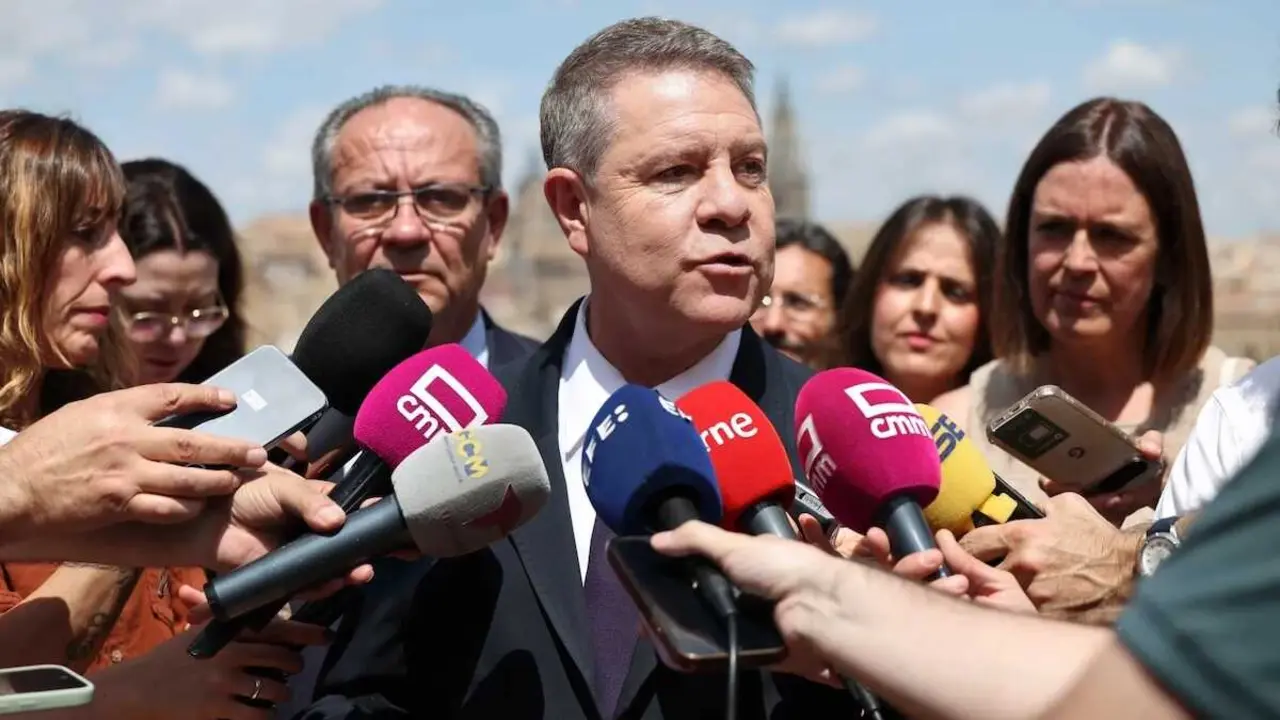 El presidente de Castilla-La Mancha, Emiliano Garc&iacute;a-Page, atendiendo a los medios de comunicaci&oacute;n este viernes en la romer&iacute;a de la Virgen del Valle de Toledo - EFE/Ismael Herrero