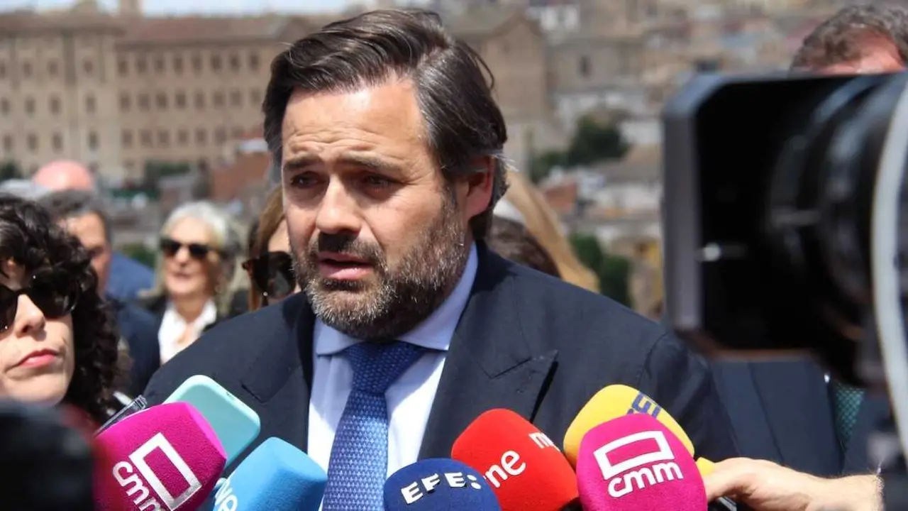 El presidente del PP de Castilla-La Mancha, Paco N&uacute;&ntilde;ez, atendiendo a los medios de comunicaci&oacute;n este viernes en la romer&iacute;a de la Virgen del Valle de Toledo