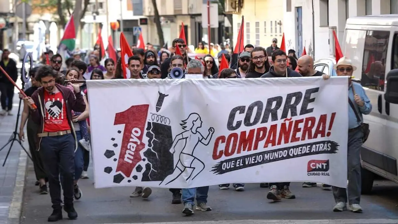 Manifestaci&oacute;n de CNT por el 1&ordm; de Mayo por las calles de Ciudad Real - Fotograf&iacute;a: Lanza/J.Jurado