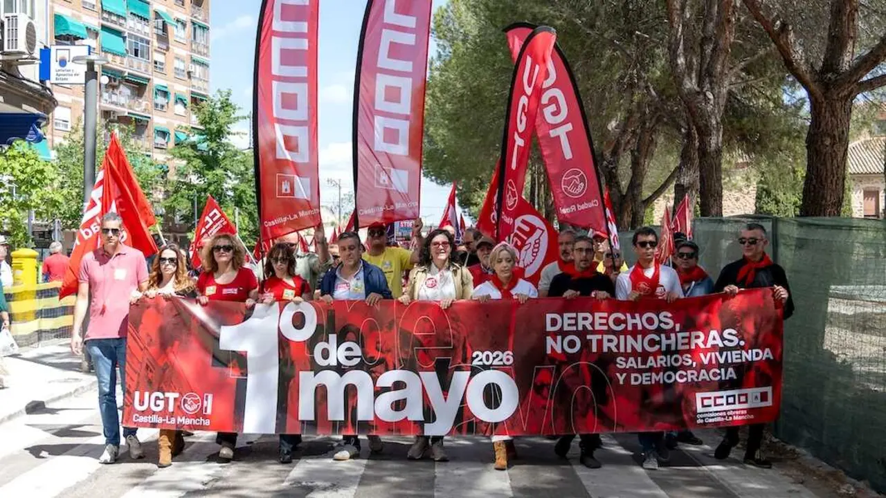 Los secretarios generales de UGT y CCOO en Castilla-La Mancha, Lola Alc&oacute;nez (5d) y Javier Ortega (5i), durante la manifestaci&oacute;n por el Primero de Mayo convocada por los sindicatos CCOO y UGT, este viernes en Puertollano (Ciudad Real) - EFE/Jes&uacute;s Monroy