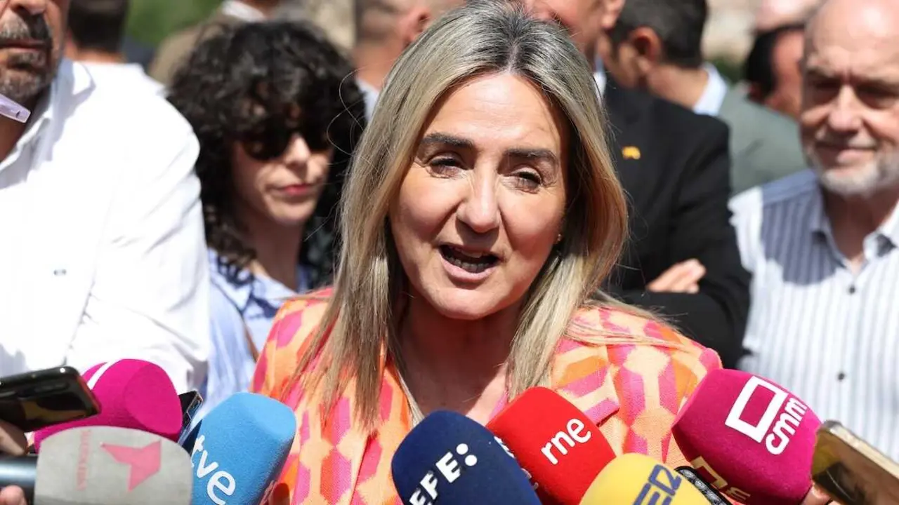 La ministra de Educaci&oacute;n, Formaci&oacute;n Profesional y Deportes, Milagros Tol&oacute;n, atiende a los medios durante su asistencia este viernes a la tradicional romer&iacute;a de la Virgen del Valle de Toledo - EFE/Ismael Herrero