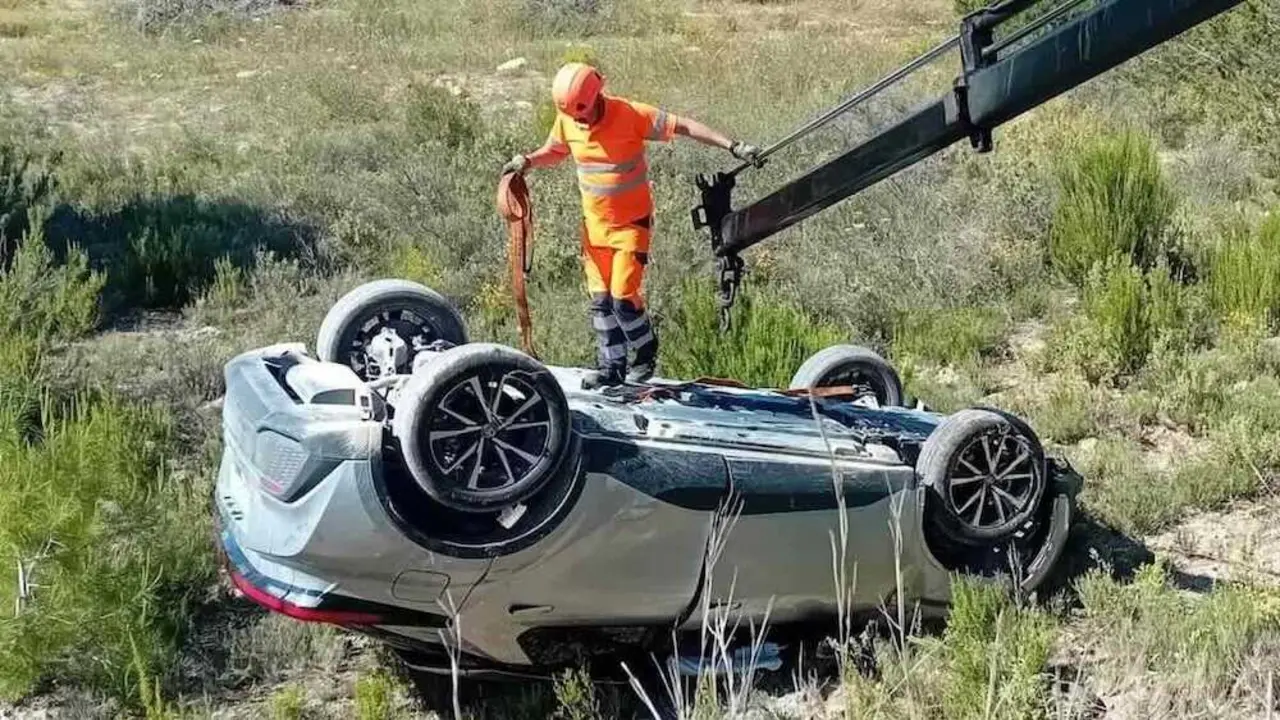 Imagen de archivo de un accidente de tr&aacute;fico con un turismo implicado tras salirse de v&iacute;a en un camino rural y volcar