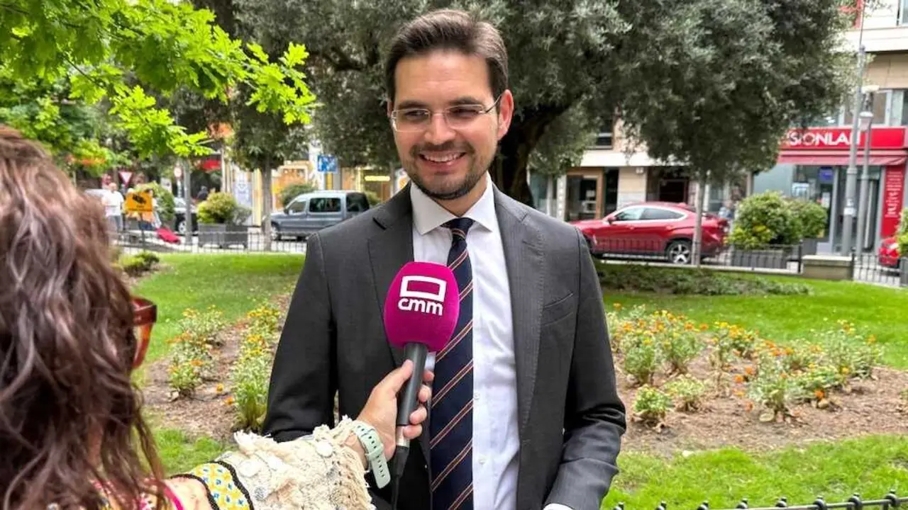 El diputado regional del PP, Santiago Serrano, atendiendo a los medios este s&aacute;bado en Toledo