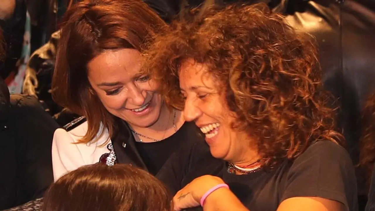 En la imagen de archivo la presentadora To&ntilde;i Moreno junto a la cantante Rosana