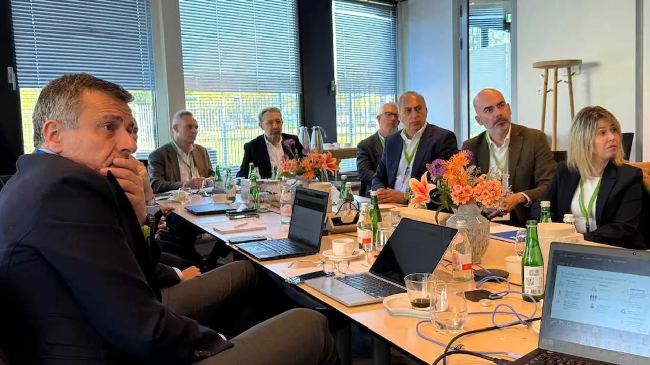 El consejero de Sanidad de Castilla-La Mancha, Jes&uacute;s Fern&aacute;ndez Sanz, encabez&oacute; esta semana, una delegaci&oacute;n de altos cargos del Sescam que visit&oacute; el Centro de Innovaci&oacute;n de Philips en Best, en la regi&oacute;n de Eindhoven (Pa&iacute;ses Bajos), uno de los principales polos de tecnolog&iacute;a sanitaria de Europa