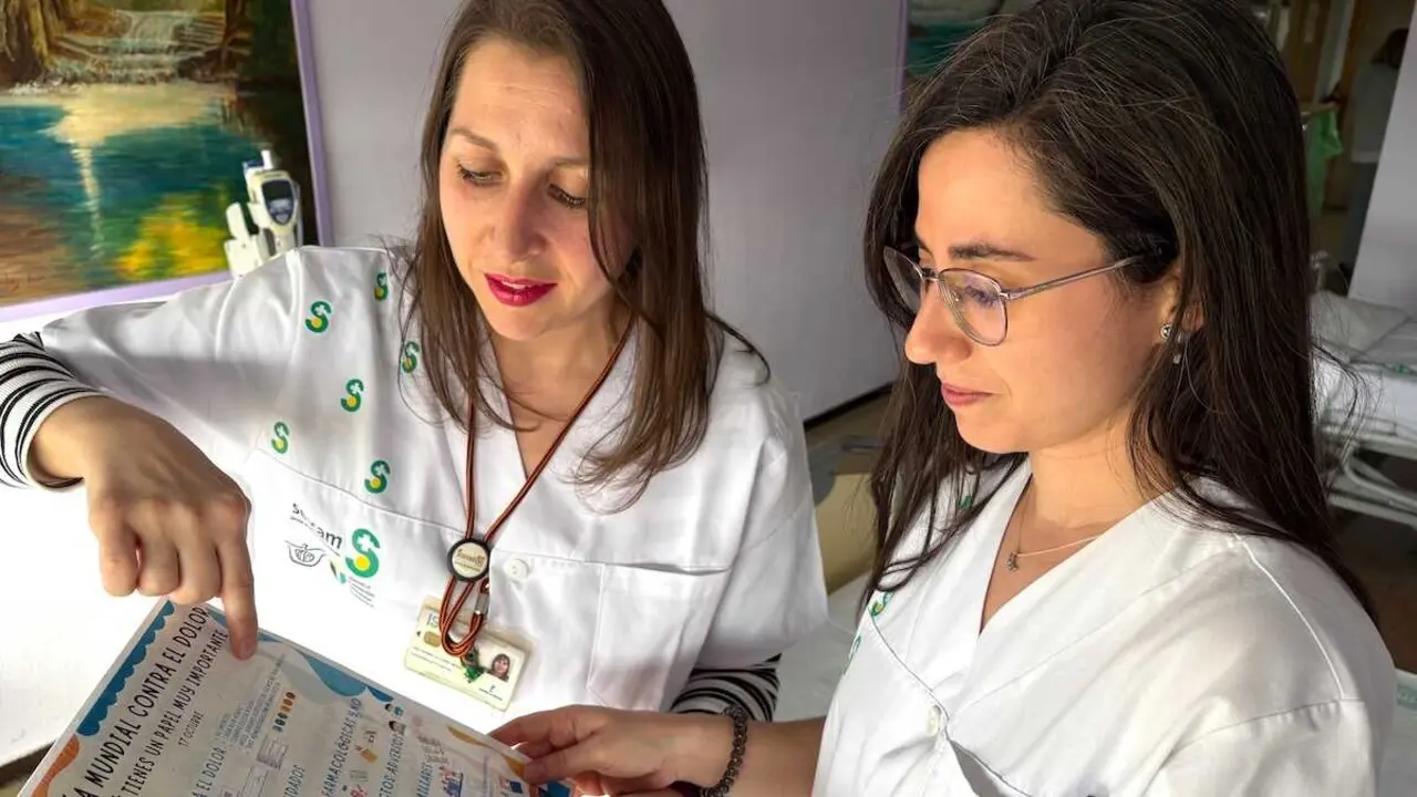 Ana Isabel Alca&ntilde;iz (izq), la enfermera que humaniza el alivio del c&aacute;ncer