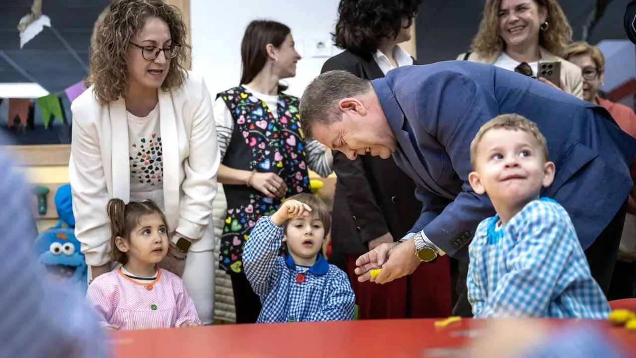 El presidente de Castilla-La Mancha, Emiliano Garc&iacute;a-Page, inaugura la Escuela Infantil &lsquo;Primeros Pasos&rsquo; de Mira (Cuenca)