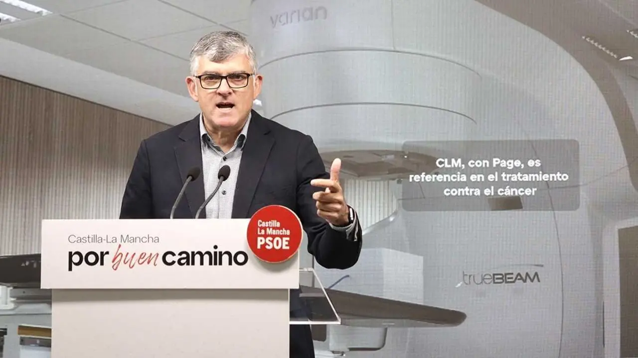 El presidente del PSOE en las Cortes de Castilla-La Mancha, &Aacute;ngel Tom&aacute;s Godoy, durante la rueda de prensa que ha ofrecido en la sede de los socialistas en Toledo.