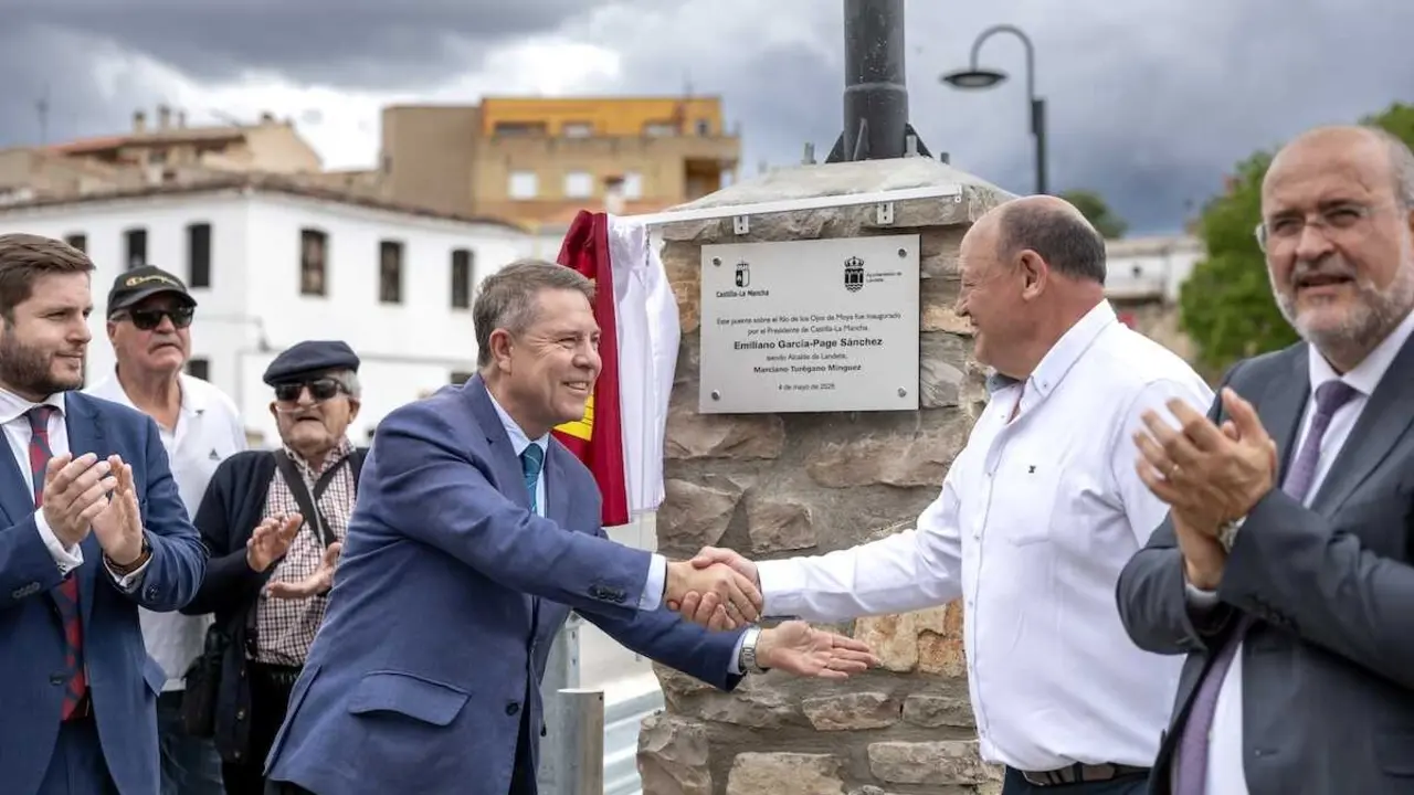 El presidente de Castilla-La Mancha, Emiliano Garc&iacute;a-Page, inaugura la reconstrucci&oacute;n del puente de la traves&iacute;a de la CM-215 en Landete (Cuenca).