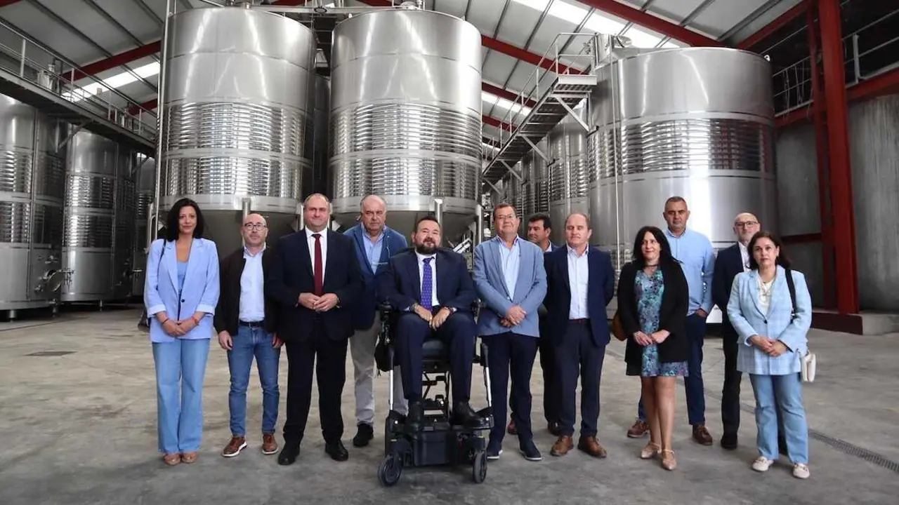 El consejero de Agricultura, Ganader&iacute;a y Desarrollo Rural, Juli&aacute;n Mart&iacute;nez Liz&aacute;n, en su visita a Bodegas La Remediadora en La Roda (Albacete)