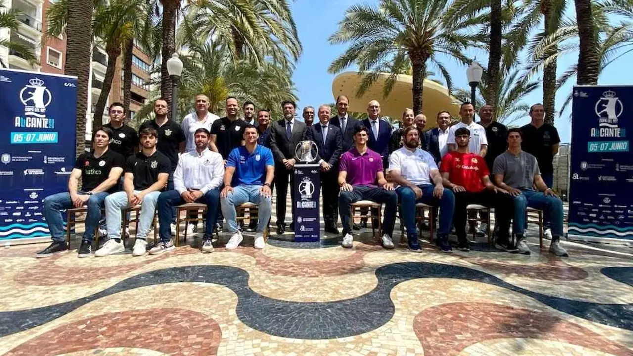 Imagen de familia del sorteo de Copa del Rey de balonmano celebrado este lunes en la ciudad de Alicante
