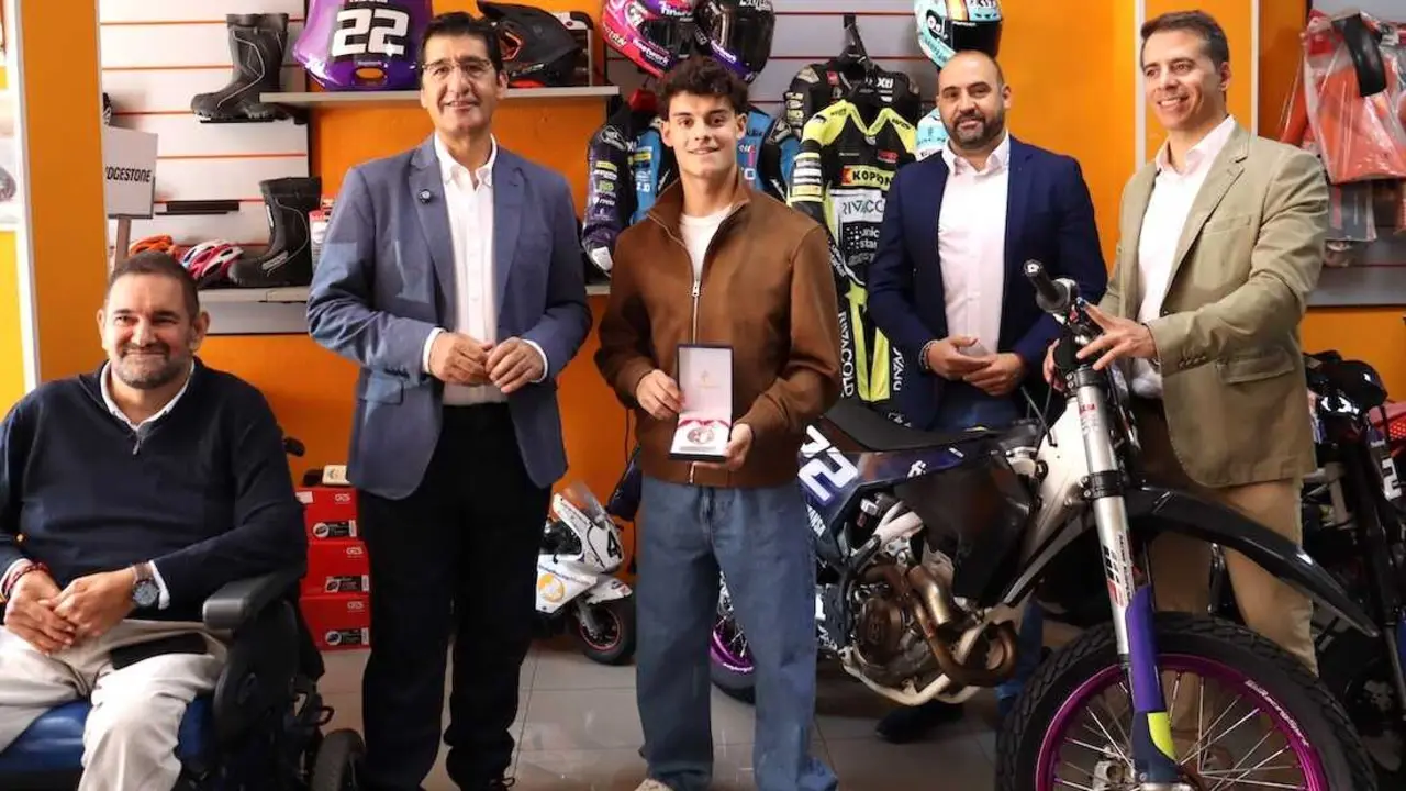 El vicepresidente segundo del Gobierno de Castilla-La Mancha, Jos&eacute; Manuel Caballero, ha mantenido, en Argamasilla de Calatrava (Ciudad Real), un encuentro con el piloto de motociclismo David Almansa.