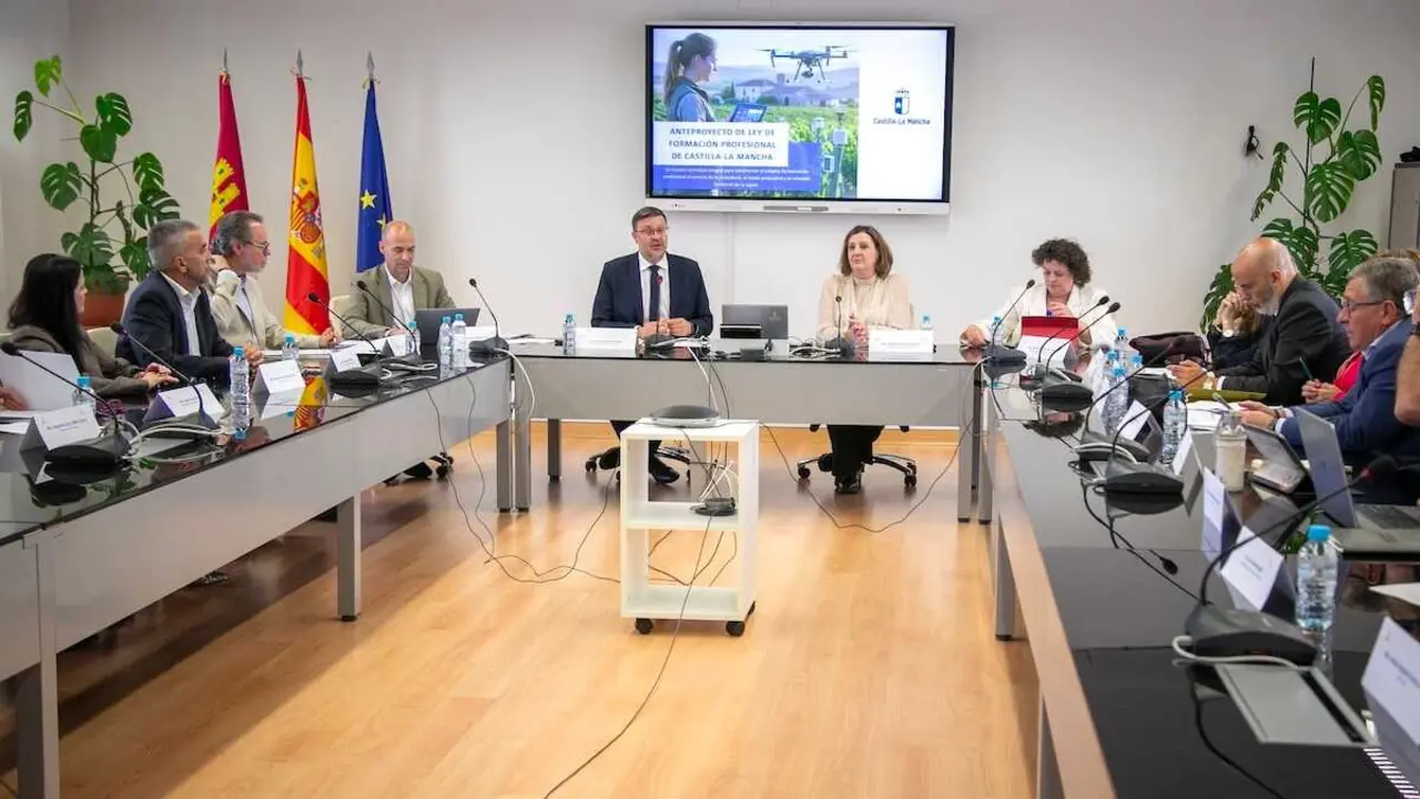 La consejera de Econom&iacute;a, Empresas y Empleo, Patricia Franco; y el consejero de Educaci&oacute;n, Cultura y Deportes, Amador Pastor; asisten al Pleno del Consejo Regional de Formaci&oacute;n Profesional en el que se expone la nueva Ley de FP de Castilla-La Mancha