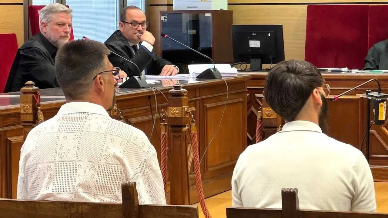 Los dos acusados de intentar matar a una mujer con una katana durante el juicio en la Audiencia Provincial de Ciudad Real - EP