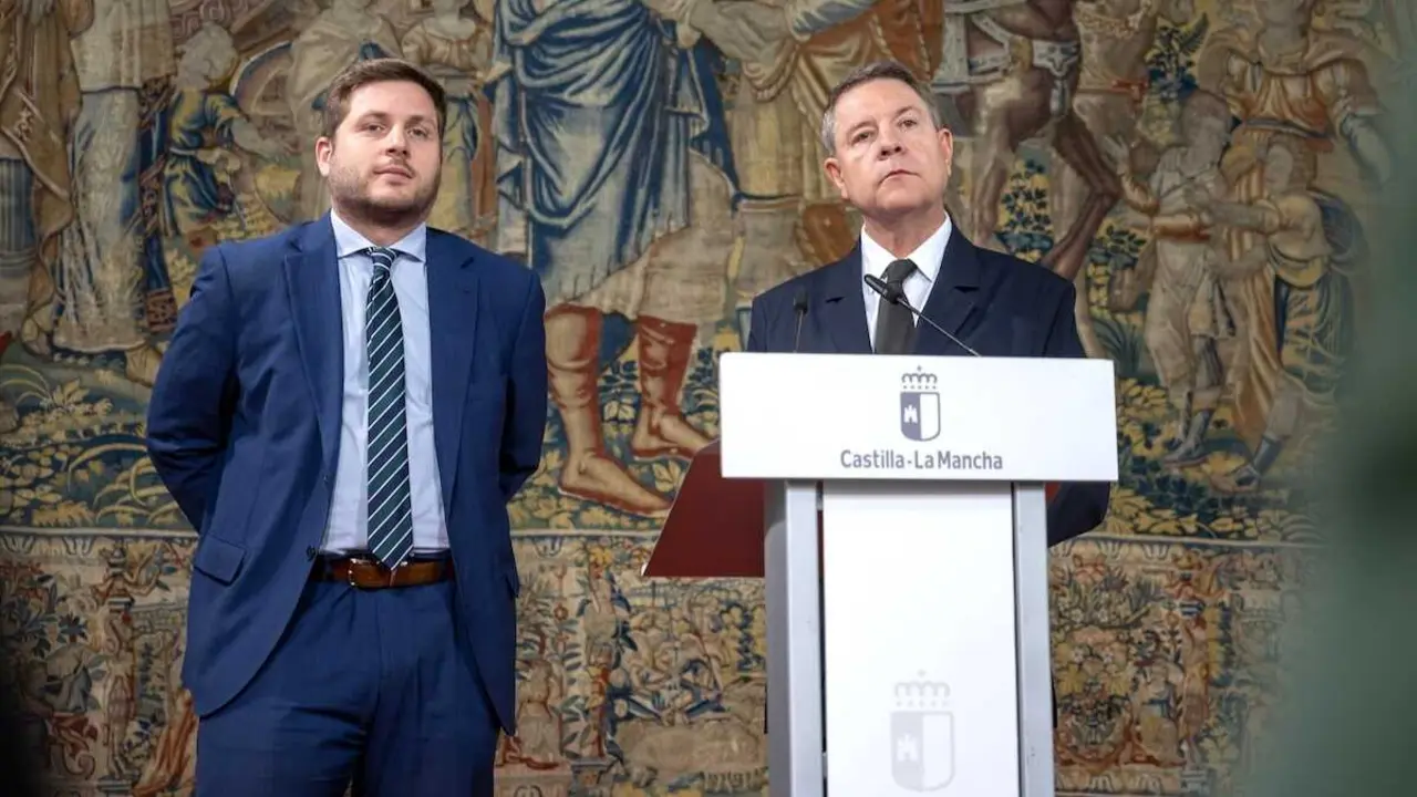El presidente de Castilla-La Mancha, Emiliano Garc&iacute;a-Page, junto al consejero de Fomento, Nacho Hernando, presenta en Toledo, la Agenda de Acci&oacute;n por la Vivienda 2026-2030.