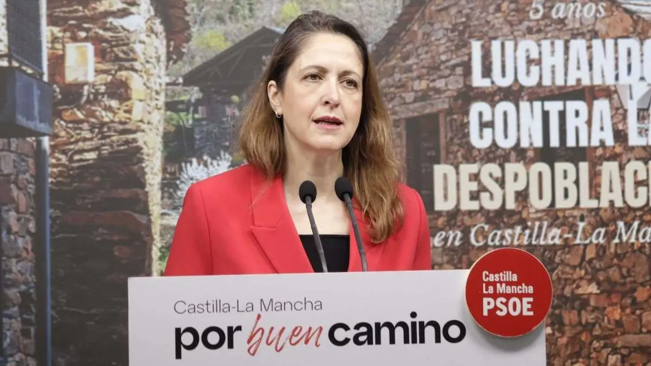La vicesecretaria general del PSOE de Castilla-La Mancha y eurodiputada, Cristina Maestre, durante la rueda de prensa que ha ofrecido en la sede de los socialistas en Toledo.