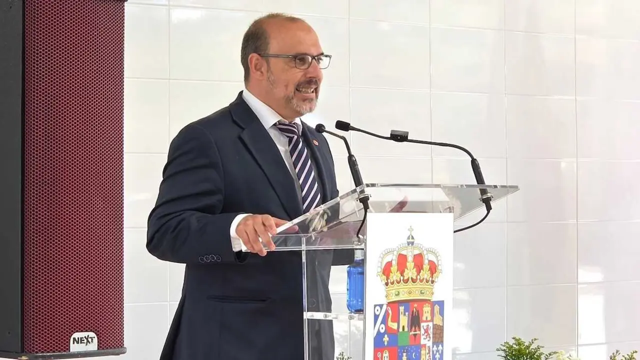 El preisdente de las Cortes de Castilla-La Mancha, Pablo Bellido, durante su intervencion en la inauguraci&oacute;n del Parque de Bomberos de Saced&oacute;n (Guadalajara)